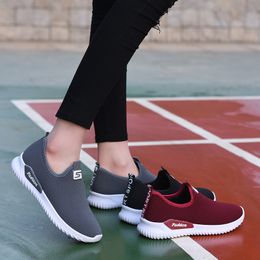 Jogging Walking Sports Womens Running Shoes Zapatillas de deporte de diseñador Fashion Women Triple Black White Grey Envío gratis con cordones Plataforma Sneakers Outdoor Trainers