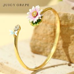 Bracelet à la main, bracelet de chaîne de chaîne de chaîne et de fleur de lotus émaillée à la mode juteuse.