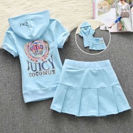 Juicy Chándal Nuevo conjunto de ropa deportiva de manga corta Vestido ajustado para mujer Primavera y otoño Falda de tenis plisada deportiva informal Conjunto de dos piezas de moda 9143