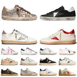 Luxe dames mannen ontwerper gouden schoenen suede lederen superster jurk schoen zwart witte zilveren glitter roze loafers verontruste vintage platform sneakers trainers