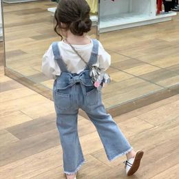 Jumpsuits 2023 herfst nieuwe meid overalls kinderbroek babymeisje rug boog denim overalls childrens elastische jeans babykleding y240520T0bm