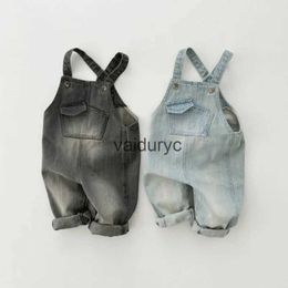 Jumpsuits 2023 herfst nieuwe meisjes denim overalls ldren casual jeans voor jongensbandbroek baby denim broek schattige kinderkleding H240508