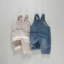 Jumpsuits 2024 Lente nieuwe baby mouwloze denim romper pasgeboren jongen schattige pocket jumpsuit peuter meisje solide overalls ldren kleding h240508