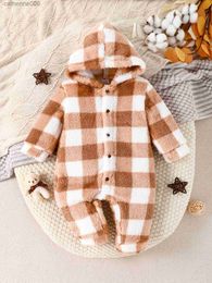 Jumpsuits Herfst en winter Onesie voor babymeisjes Bruine ruit Zacht Arctisch fluweel Capuchon en voeten Schattig Pasgeboren Warme kleding Baby-rompertjeL231101