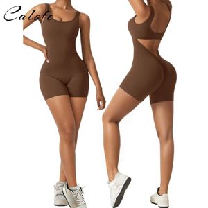 Jumpsuits for Women Sexy Backless One Piece Jumpsuit Yoga Shorts Mouwloze Tummy Control V Back Scrunch Bodycon Romper 240401