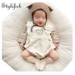 Jumpsuits Spring Allcotton gestreepte t -shirt voor jongens en meisjes Little Bear geborduurde riem Romper Triangle Twopeage Suit 230213