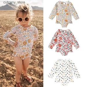 Jumpsuits zomer baby meisjes lange mouwen ruche leuke strand badmode romper bloemen hart print eendelig badpak L240307