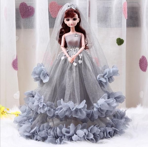 Just Play Princess the First Royal Doll Jouet avec tenues Robe de mariée Couronne Accessoires Personnages de conte de fées Poupées Cadeau pour enfants 17,8 ''