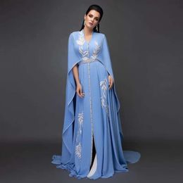 Kaftan Blue Marocain Elegant Sky Evening Evening Dree avec Cape V-Neck White Brodery Applique Arabe Dubaï Femmes Mariffon Caftan Prom Gown Long Formal Party