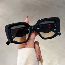 Kammpt surdimensionné des lunettes de soleil vintage femmes Fashion Fashion Irregular Gradient Shades Eyewear Trendy Luxury Brand Design UV400 Sun Glasshes 240410