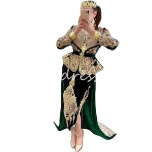 Karakou Algerijnse Marokkaanse avondjurken Emerald Green Mermaid Velvet Prom -jurk met overkruiftrein Lange mouw Gold Lace Abayas Formele jurk Robe Mariage 2024