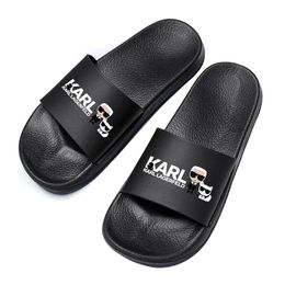 Karl Lagerfield Mujer Verano Viajes al aire libre Zapatillas Sandalia Diapositiva Diseñador de lujo Zapato Hombres Tacón plano Goma Sliders Moda Playa Piscina Mocasines Zapatos casuales Sandale