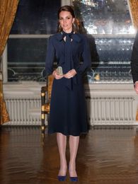 Kate Middleton Princess Blue Women A-Line Vestido de manga larga elegante Vestidos Midi con fajas