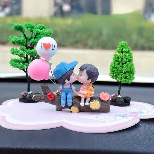 Accesorios de decoración de coche Kawaii, figura de acción de beso de pareja de Anime en miniatura, globo Interior de coche, adornos de boda, juguetes, regalos