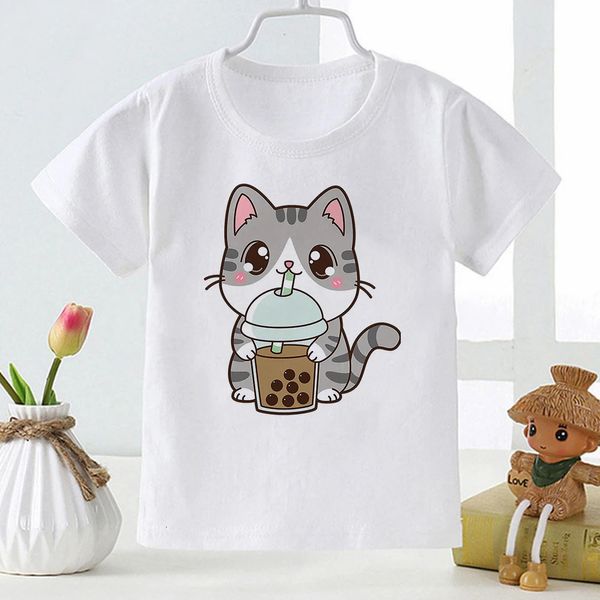 Kawaii Cat Milk Té estampado de té de algodón Camiseta súper linda tendencia de moda de dibujos animados niña de algodón de algodón para bebés casuales 240514