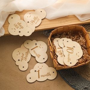 Recuerdos 8PcsSet Forma de nube de madera Tarjetas mensuales Doble cara Bebé de madera Edad grabada para Babe Po Cumpleaños Shooting Props 230211