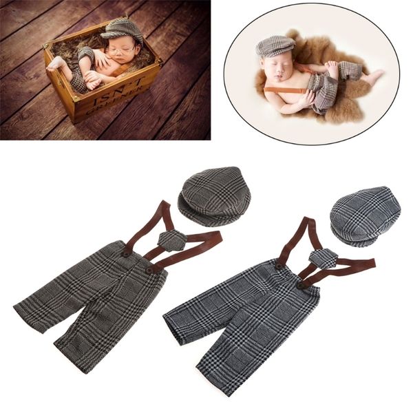 Recuerdos Bebé Niños Pequeño Caballero Ropa a cuadros Pantalones largos y conjunto de sombrero para nacido Pography Props Po Studio Traje Twin Outfit 230526