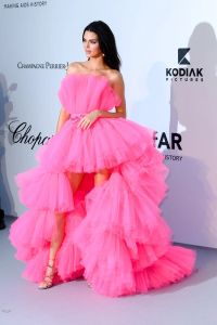 Kendall Jenner Fuchsia rose haut bas robes de bal sans bretelles à plusieurs niveaux en tulle robe de célébrité de luxe gonflée longue robe de concours pour les femmes