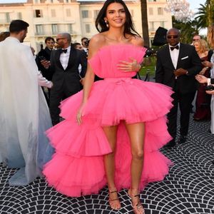 Kendall Jenner Fuchsia Roze Hoog Laag Galajurken Strapless Tiered Tulle Celebrity Avondjurk 2021 Puffy Lange Pageant Dress326i