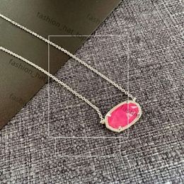 Kendrascott kettingontwerper Kendras Scotts sieraden Elisa -serie Instagram Style Simple en Fresh Pink Rhododendron Pink Azalea Collarbone Chain ketting 372