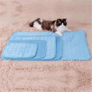 Chénnels Summer Pet Mat à glace froide Silk Refroidissement pour chiens chats chats canapé de chenil canapé-coussin