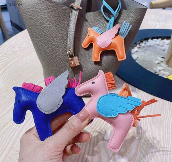 Cordones clave Venta al por mayor Cuero de lujo Alas de ángel Forma de caballo Llavero para damas Mini Pony Rodeo Accesorios Adorno T230727 240304