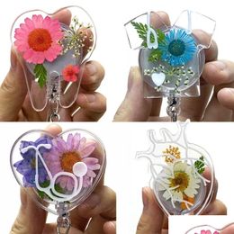 Anillos clave 10 PC/Lote Diseño médico Diseño Médico Flor de hoja seca ID de plástico Reel Presionado Floral Resin Batge Tope Regalo para la enfermera dhi6d