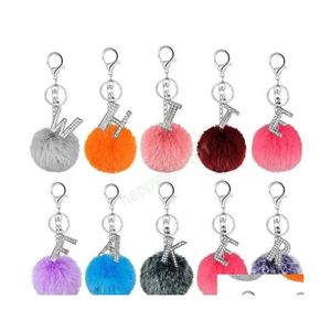 Llaveros 26 colores Faux 8Cm Piel de conejo Pom Poms Bola Llavero Diamante de imitación Alfabeto Letra Llavero Bolso de mano Monedero Coche Encanto Dhchh