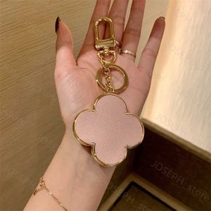 Key Rings Designer vierbladige sleutelhangers Lucky Clover Car Key Chain Rings Accessoires Mode Pu Leather Keychain Buckle For Men Women Hanging Decoratio J230406