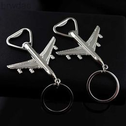 Sleutelringen Re gepersonaliseerde luchtvliegtuig Model Key Chains flesopener Kurkscrew Mens Gift Keychain Creativiteit Bieropener Key Ring A930 240412