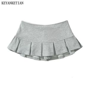 Tray de la mujer Keyanketian Terry Bewn Wisting Y2k Mini falda Decoración de pliegues de pliegues Volteo de gris claro una línea Swort Sweet 240419