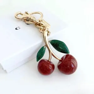 Llavero de cristal COA CH estilo cereza, bolso rojo para mujer, colgante para coche, accesorios de moda, decoración para bolso de fruta, fresa y manzana