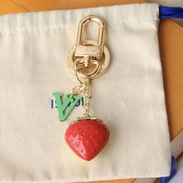 Llavero llavero de diseñador bolso de lujo encanto damas llavero de coche hombres carta clásica encanto fresa llavero accesorios de moda lindo regalo exquisito agradable