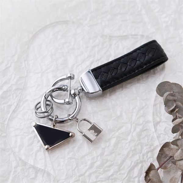 Porte-clés designer porte-clés voiture de luxe breloque en métal triangle étiquette sac breloque en cuir porte-clés femmes tendance de la mode hommes couple cadeau exquis bon