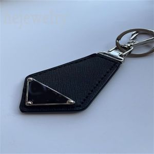 Llavero diseñador cuero vintage llavero negro pequeño esmalte triangular portachiavi creativo regalo del día de san valentín moda lujo llavero hermoso PJ056 C23