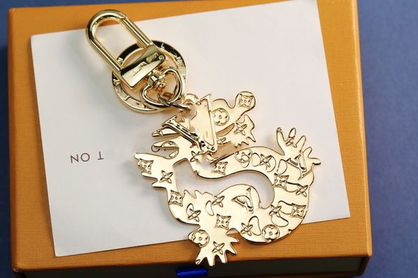 Letra de diseñador de llavero V cadena de llaves Luxury Luxury Gold Dragon Dragon Keychain Women Classic Key Ring Accesorios de moda Cute