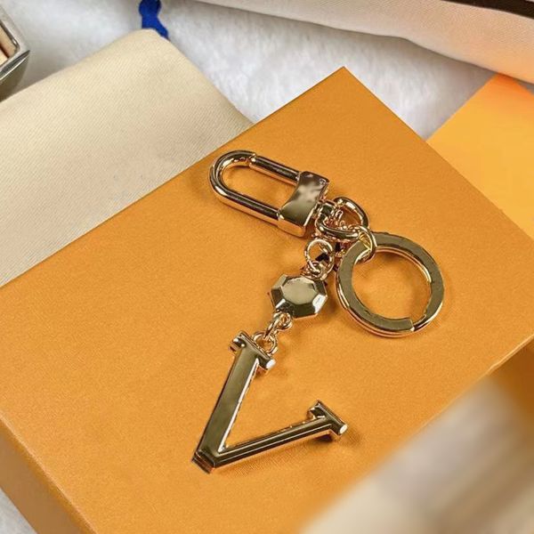 Porte-clés lettre Designer Mens luxe voiture porte-clés femmes boucle porte-clés en cuir à la main hommes femmes sac ornement pendentif qualité supérieure