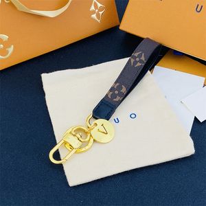 Porte-clés Nouveau porte-clés de haute qualité Designer Lanyards Sac cadeau pour filles Pendentif 2023 Cadeau de luxe Petits bijoux en acier inoxydable Lettre Porte-clés de voiture