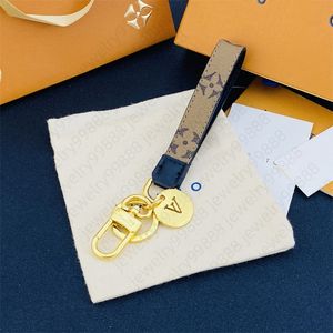 Sleutelhanger Nieuwe hoogwaardige sleutelhanger Designer Lanyards Womens Gift Bag Hanger 2023 Luxe cadeau Kleine sieraden RVS Letter Auto sleutelhanger