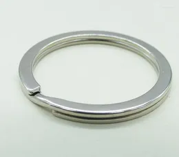 Keychains 100 stcs 30 mmx2,5 mm roestvrijstalen sleutelringen gesplitste cirkel saaie zilveren kleur