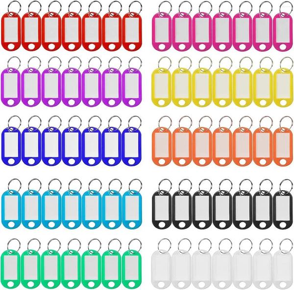 Porte-clés 100pcs / lot coloré en plastique porte-clés porte-clés étiquette numérotée nom étiquette de bagage ID avec anneau fendu