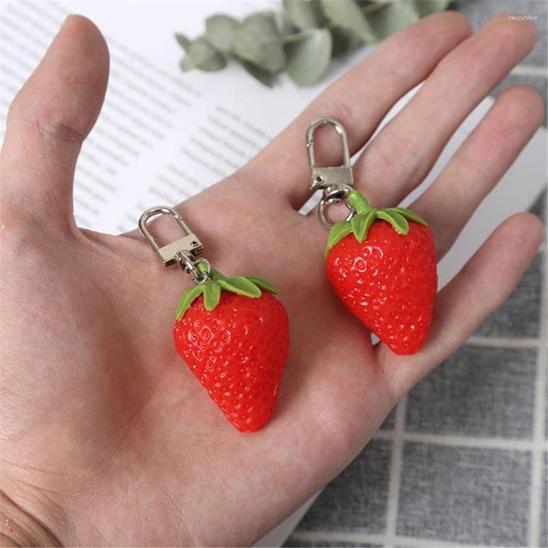 Keychains 1pc Cadena de llave de fresa linda para mujeres Simulación Fruit Bequin Cars Bag Girl Bag Decoración Accesorios de bricolaje regalo