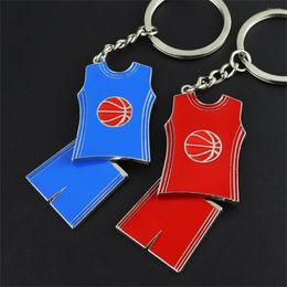 Keychains 1pc Jersey hanger Keychain voor heren basketballiefhebbers 360 ° roteerbare sleutelhanger charmes souvenir cadeaus herentas ornamenten