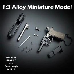 Keychains 1pc New Antistress Toys Metal Pistol Gun Keychain Miniatura Modelo 1: 3 Beretta 92f Colt 1911 Glock 17 Regalos de cumpleaños para hombres