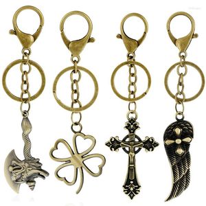 Porte-clés 1pcs mode à la main fermoir à homard alliage hache croix aile pendentif porte-clés charme pour cadeaux de mariage souvenir