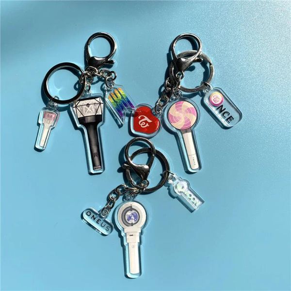 Porte-clés 1pcs Kpop Light Stick Porte-clés Oneus Monsta X TWICE Acrylique Porte-clés Trois pièces Pendentif Sac Accessoires Fans Collection