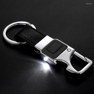Keychains 2023 Men Metal Keychain Bedrijfsstijl Zwart Leather Led Led Light Opener Multifunctionele auto Bag Key Chain For KeyringKeyChains FORB22