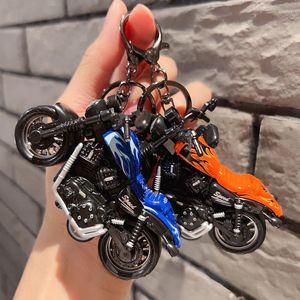 Sleutelhangers 2023 Mini Kleine Motorfiets Sleutelhanger Creatieve Persoonlijkheid Paar Tas Tij Cool Speelgoed Model Hanger Gift