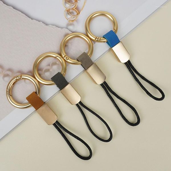 Keychains 2023 Color de color dorado de cuero suave Metal Keychain Retro Ropio Capacidad de llaves Keyfob Accesorios automotrices Regalos