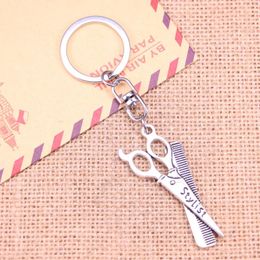 Porte-clés 20pcs mode porte-clés 24x53mm coiffeur ciseaux peigne styliste pendentifs bricolage hommes bijoux voiture porte-clés souvenir pour cadeau
